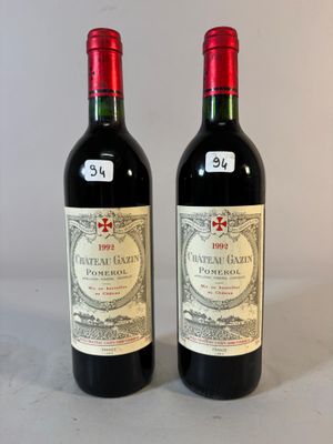 deux bouteilles de vin rouge posées l'une à côté de l'autre sur une table