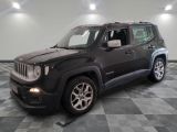 La jeep est garée sur un sol en dalles à damier dans un garage.
