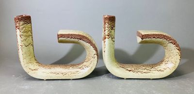 deux œuvres d'art posées sur une table
