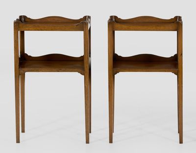 deux chaises en bois avec une étagère de chaque côté