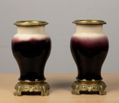 Paire de vases en faïence nuancée couleur aubergine, dans de…