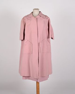 un manteau rose sur un mannequin sur fond blanc