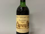 une bouteille de vin posée sur une table