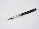 un stylo posé sur une surface blanche