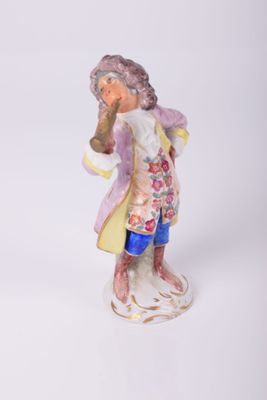 une figurine représentant un homme jouant de la trompette