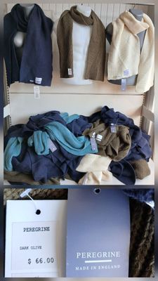 un présentoir de pulls et d'écharpes sur une étagère dans un magasin