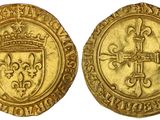une pièce d'or ornée d'une croix et d'un bouclier