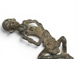 une figurine en bronze représentant un homme allongé sur le sol