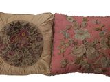 deux coussins décoratifs ornés de motifs floraux sur fond blanc