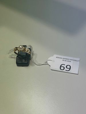 un petit objet noir auquel est attachée une étiquette