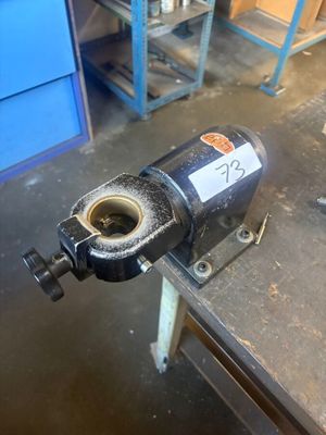 une machine posée sur une table dans une pièce