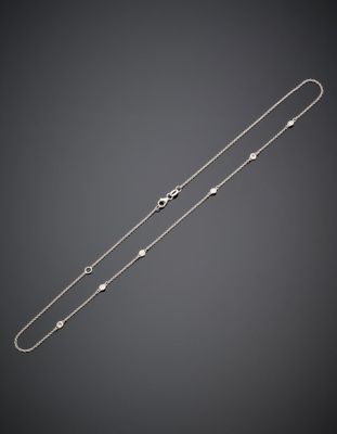 COLLIER chaînette en or gris (585°/°°) 14 carats, ponctué de…