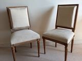 deux chaises assises l'une à côté de l'autre dans une pièce