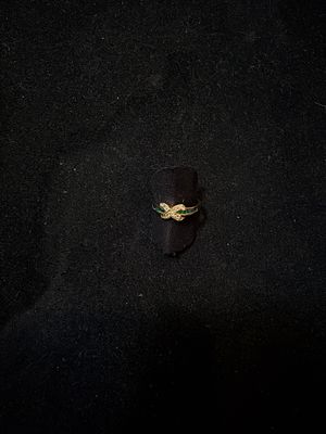 Bague en or jaune 18k, sertie de petites émeraudes et diaman…
