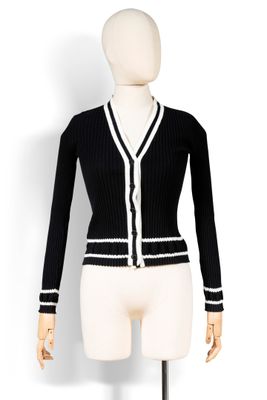 cardigan noir et blanc sur un buste de mannequin