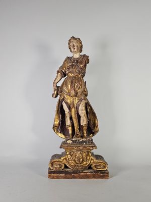 l'image d'une statue représentant une femme tenant un enfant dans ses bras