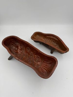 une paire de sabots en bois ornés de motifs sculptés