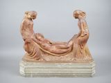 une image représentant une statue d'une femme allongée sur un homme