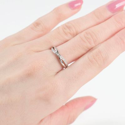 Bague en or blanc 9K (375/oo), ornée de douze diamants taill…