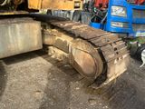 un gros bulldozer garé à côté d'un camion