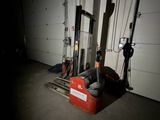 un chariot élévateur rouge dans un garage, la nuit