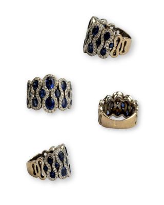trois anneaux sertis de saphirs et de diamants sur fond blanc