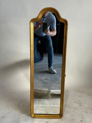 un homme se prenant en photo dans un miroir