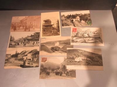 de nombreuses vieilles photos d'un train exposées sur une table