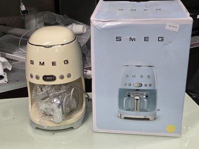 une cafetière posée à côté d'une boîte sur une table