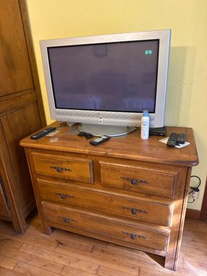 un téléviseur posé sur une commode dans une pièce