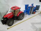 un tracteur rouge et un tracteur bleu sur une surface blanche