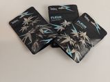 trois paquets de cigarettes noires et blanches posés sur une table blanche