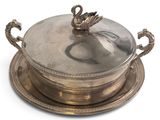 une assiette en argent ornée d'un cygne sur un fond blanc