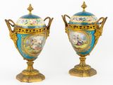 une paire de vases bleus et dorés ornés de portraits