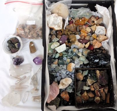 une boîte remplie de cailloux et de pierres posée sur une table