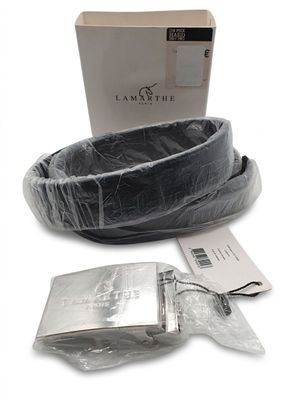la ceinture est emballée dans du plastique et prête à être utilisée comme ceinture
