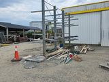 un bâtiment devant lequel se trouvent de nombreux engins de chantier