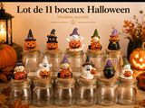 de nombreuses décorations d'Halloween dans des bocaux en verre posés sur une table