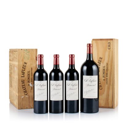 trois bouteilles de vin rouge devant une caisse en bois