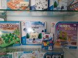 de nombreux jeux de société exposés dans une vitrine