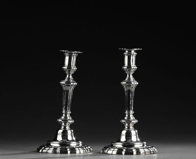 Belle paire de bougeoirs en argent, la base contournée à dou…