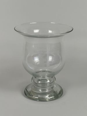 Vase Médicis en verre reposant sur un piédouche.