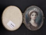 une vieille photo d'une femme portant un chapeau et une robe, dans un cadre