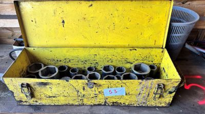une caisse à outils jaune contenant tout un tas de tuyaux