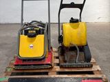 deux machines jaunes et noires sur une palette dans un entrepôt
