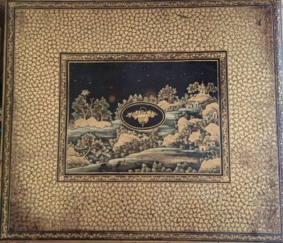 une vieille photo représentant un tableau accroché au mur, sur lequel figure un paysage