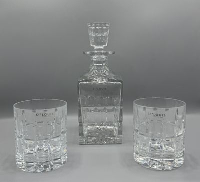 trois verres et une carafe posés sur une table