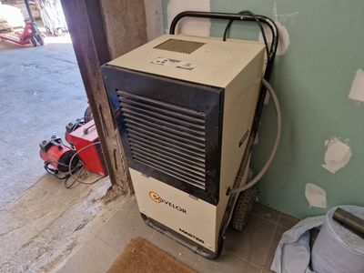un petit climatiseur posé dans un coin de la pièce
