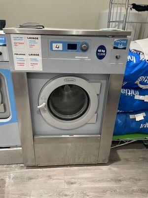 une machine à laver et un sèche-linge dans une buanderie