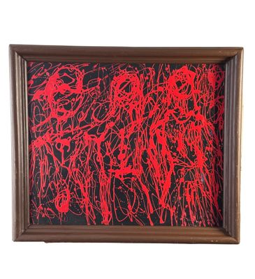 une peinture abstraite rouge et noire sur fond noir